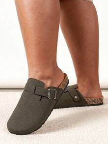 男士休闲纯色宽楦穆勒鞋，舒适防滑耐磨软底，圆头设计，舒适织物鞋面，PVC鞋底，套脚式设计，适合全年户外活动。