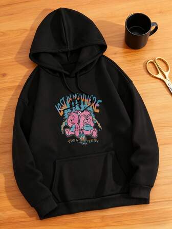 Damkläder i plusstorlek med löst sittande vardagskläder, rosa nallebjörn, tallskog, text LOST IN NOHERE, TWIN TEDDY-mönstertryck, huvtröja med dragsko och brätte, modern och mångsidig, lämplig för höst- och vinterkläder, är det perfekta valet för sport- och vardagskläder för kvinnor.