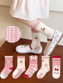 5双装儿童防滑地板袜，图案包括蝴蝶结、兔子、波点、樱桃、水果、字母等，柔软底部，适合幼儿室内日常穿着。