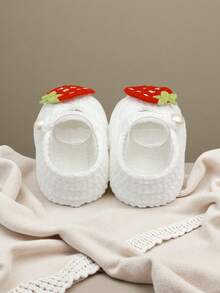 1 Paar Baby Mädchen weiße Satin Schuhe mit Erdbeerstickerei und Perlknöpfen - Weiss - Übersicht 7