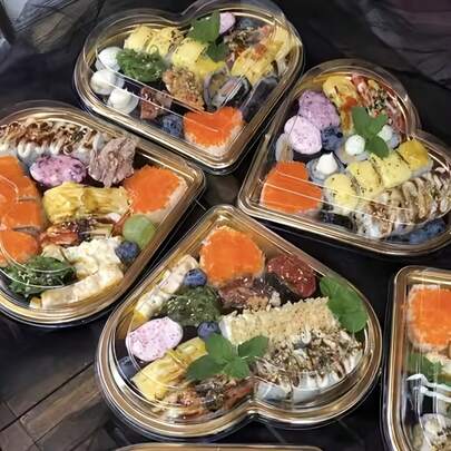 10 piezas/Set 5 bases + 5 tapas / 2 piezas/Set 1 base + 1 tapa Bandejas con tapa de plástico con forma de corazón, cajas de almacenamiento de gran capacidad multifuncionales para aperitivos, adecuadas para frutas, sushi, verduras, ensaladas, tablas de quesos y escenas de fiesta, regalos de cumpleaños, San Valentín, Pascua, Día de la Madre, Día del Maestro, Año Nuevo y otras festividades, recipientes de plástico duraderos y reutilizables