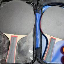 四星级乒乓球拍训练套装，专业高弹乒乓球拍，适合室内/室外训练，包含2支专业乒乓球拍、1个球拍包和3个乒乓球，设计紧凑，结构耐用，适合家庭娱乐和团体运动，球的颜色随机（黄色/白色）。