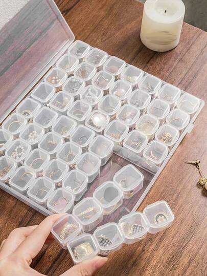 1 st. transparent smyckesask, fukt-/vattentät/dammtät plastask, avtagbar plastask, transparent smyckesask, smyckesask med 56 rutnät, lämplig för förvaring av örhängen, ringar, smycken, nagelkonstprodukter, nagelverktyg, nagelaccessoarer. Det är den perfekta presenten till tjejer, födelsedagspresent, resepresent, kryssningspresent, smyckesställ, alla hjärtans dag, skolstart och studenthem.