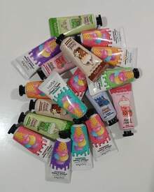 6 Cremas para manos Sadoer, Deliciosas Fragancias, Nutren Y Suavizan, Ideales Para traer en el Bolso. cont. neto. 20 g / cada una - Blanco - Ver 3