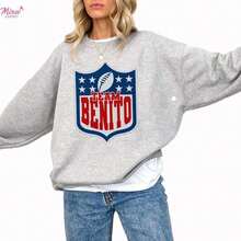 Team Benito Sweatshirt – Retro Football Shield Graphic Crewneck Pullover - Xám - Xem 1