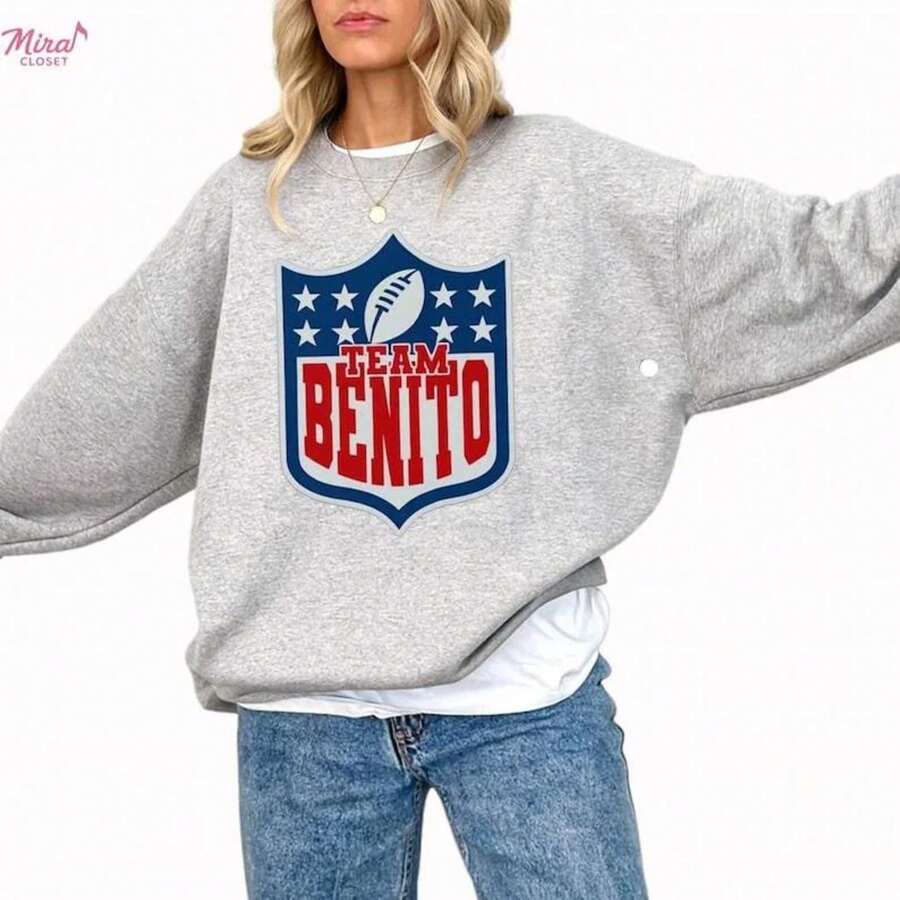 Team Benito Sweatshirt – Retro Football Shield Graphic Crewneck Pullover - Xám - Xem 1