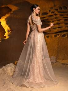 Vestido de Festa Elegante Feminino com Gola Pequena Levantada, Fenda Alta na Coxa, Bainha Fluida em Formato de Cauda de Peixe e Detalhes Intrincados de Trama de Malha. Perfeito para Eventos Sofisticados, incluindo Galas de Gala, Banquetes Formais, Recepções de Casamento, Bailes de Caridade e Cerimônias de Premiação Corporativas. - Champanhe - Visão 2