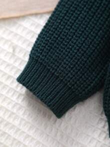 Suéter infantil unissex clássico de tricô com gola redonda, cor sólida. Ideal para bordados à mão feitos por mamães, adicionando detalhes que elas adoram. Perfeito para uso casual ou em camadas. - Verde escuro - Ver 3