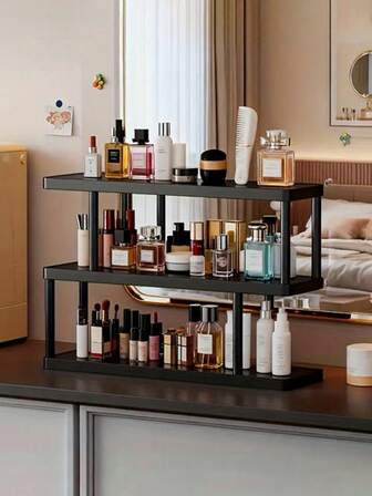 Kosmetikaställ i tre eller två nivåer, stor kapacitet för hudvårdsprodukter och parfymer. Organisera parfymer, hudvårdsprodukter och kosmetika efter kategori. Den robusta svarta trästrukturen kompletterar vilken inredning som helst och passar sömlöst i badrum, handfat med mera.
