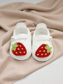 1 Paar Baby Mädchen weiße Satin Schuhe mit Erdbeerstickerei und Perlknöpfen - Weiss - Übersicht 4