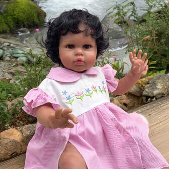 Muñeca bebé recién nacido Ellie de 24 pulgadas con piel morena oscura, muñeca princesa niña realista con tacto suave y piel 3D