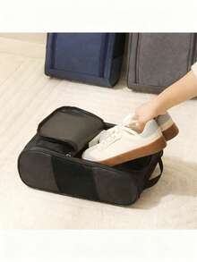 1个便携式高尔夫球鞋包，带提手 - 采用耐用的牛津布制成，侧边网袋，是存放高尔夫配件的理想之选。