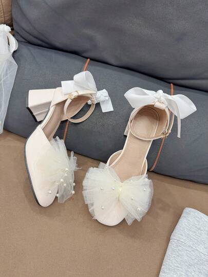 Söta tonårsskor med hög klack och vacker mesh- och pärldekor, lämpliga för tillfällen som födelsedagar, familjesammankomster, bröllop, studentfestivaler och fester