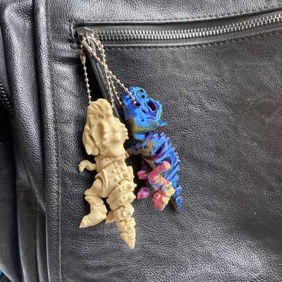 1 pieza Llavero colgante de T-Rex - Llavero de esqueleto de dinosaurio Tyrannosaurus Rex con boca abierta, esqueleto articulado, llavero de dinosaurio, colgante de dinosaurio, accesorio de llavero de animal, ornamento de llavero, de plástico resistente, ideal para mochilas y regalos de Navidad, accesorios de llavero de dinosaurio, dijes colgantes de dinosaurio, llavero de Spinosaurus para hombres y mujeres, llavero de dinosaurio en llaves, llavero para bolsos, mochilas, llaves o decoración, decoración de dinosaurio, decoración de novedad de cráneo de dinosaurio