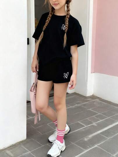 两件套女童休闲套装：爱心印花短袖T恤和短裤套装，宽松版型，适合上学、度假或购物，简约百搭