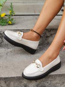 女士蝴蝶可爱PU皮金属链条乐福鞋，适合春夏秋季户外穿着 - 白色 - 查看 6