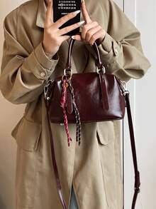 新款时尚PU手提包，适合日常通勤和工作，酒红色学院风，简约优雅。吊坠和包包并非关联产品，需要单独购买。