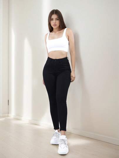 Pantalón de mezclilla de silueta ajustada que moldea la figura, con tiro alto y pretina ancha, confeccionado con tela elástica de gran comodidad y versatilidad