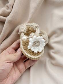 1 Pair Handmade Infant Sandals, Crochet Daisy Pattern, Yellow And White, Pearl Button Decor - Beige - View 2
