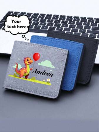 Billeteras personalizadas con impresión de dinosaurio de dibujos animados, con tu nombre o saludos festivos. Crea un bolso que sea verdaderamente tuyo. Adecuado para uso diario, salidas, viajes, deportes, natación, senderismo y actividades al aire libre. Una opción ideal para Navidad, Acción de Gracias, temporada de regreso a clases y traslados. También un regalo de Navidad perfecto para familiares y amigos. Una excelente opción para padres, colegas y compañeros de clase.