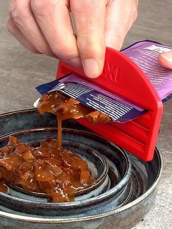 1pc 3-In-1 Cat/Dog Food Squeezer, Practical Tool For Efficiently Extracting Cat Food From Bags. Maximizes Remaining Food Extraction To Avoid Waste. Ideal For Cat Owners Who Value Feeding Time Cleanliness And Ease Of Use. This Squeezer Is Specially Designed For Food Bags, Easy To Clean And Maintain Hygiene.