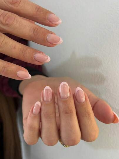 Set van 24 korte ovale babyroze French manicure nagelstickers met een stijlvol design, geschikt voor manicures, ideaal voor op kantoor, feestjes en dagelijks gebruik. De set bevat 1 flesje gelnagellak en 1 nagelvijl. Versier je nagels en geef je gevoel voor stijl een boost.
