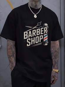 [Camiseta Gráfica de Barbería] Camiseta Gráfica Negra de Barbería con Diseño de Tijeras y Poste - Negro - Ver 1