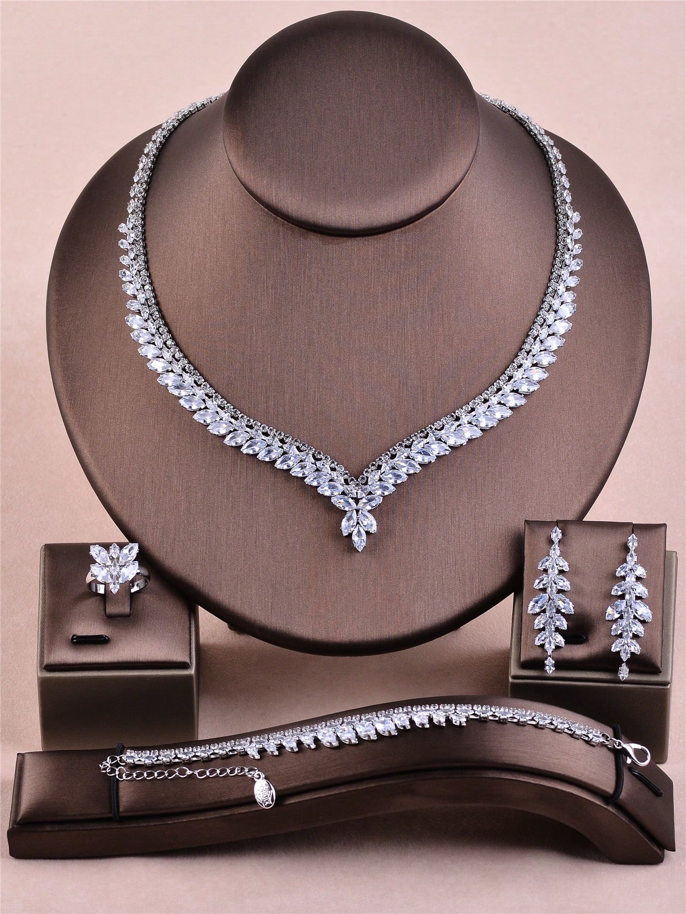 CORUIXI 1 طقم قلادة فاخرة للنساء على شكل حرف V من...