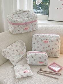1个花卉蝴蝶结绗缝化妆包，大容量便携式拉链化妆包，适合旅行和度假，可收纳卫生巾、钥匙、手机、充电器、口红、化妆品、香水、化妆刷、护肤品和美容产品，是女性、女孩、学生的理想之选，可用作度假、送给朋友或生日的礼物。 - 粉色 - 查看 17