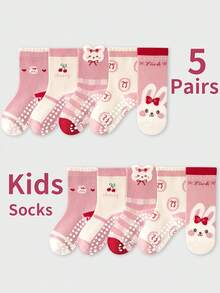 5双装儿童防滑地板袜，图案包括蝴蝶结、兔子、波点、樱桃、水果、字母等，柔软底部，适合幼儿室内日常穿着。