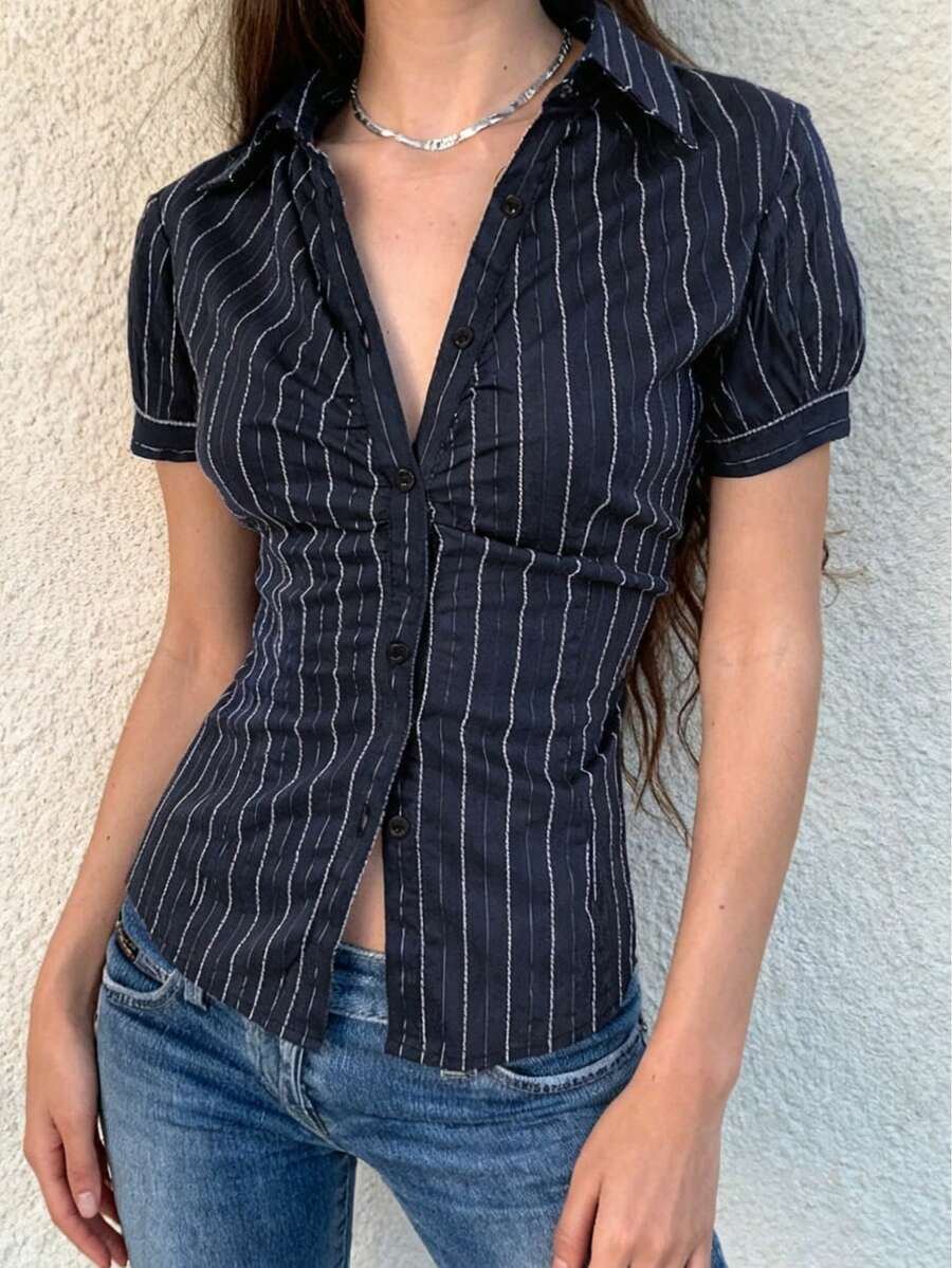女士Y2K休闲90年代通勤简约时尚性感胸前荷叶边条纹设计全纽扣领短袖修身衬衫，夏季 - 藏蓝色 - 查看 1