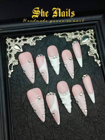 DIY น่ารักสไตล์บาโรก จังก์ พังก์ โกธิค เวสเทิร์น ทิป เฟรนช์ทิป เล็บปลอมอะคริลิคทรง Stiletto ยาว แฮนด์เมด 10 ชิ้น สีดำ สีขาว สีเงิน สีแชมเปญ แต่งแต้มด้วยสีดำและสีขาว ประดับด้วยลูกปัดสีเงิน แมงมุมเงิน เหมาะสำหรับสาวเท่หรือหนุ่มๆ ผู้หญิงหรือผู้ชาย เหมาะสำหรับงานปาร์ตี้หรือใส่ในชีวิตประจำวัน แต่งตัวสุดฮอต พร้อมสติกเกอร์เจลฟรี ตะไบเล็บ อุปกรณ์ทำเล็บ