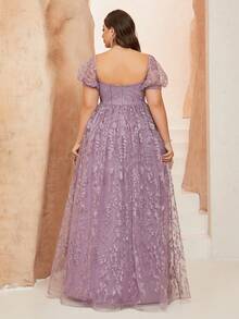 (Sin posicionamiento de flores) Vestido de gala de longitud hasta el suelo con cuello cuadrado, mangas abullonadas, cinta de satén, copas en el pecho, encaje bordado. - Púrpura malva - Ver 3