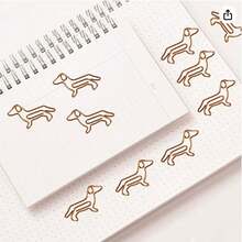 5/10/20个腊肠犬造型回形针，创意可爱动物造型装订工具，蝴蝶结造型回形针，长款狗狗书签，夹式文具，装饰文具，适用于便签纸、活页夹、贴纸簿、文件、笔记本、学校用品、办公用品、学习用品、教师节礼物、母亲节礼物、节日礼物、返校文具套装、桌面配件、房间装饰（实际回形针颜色为铜金色）。 - 金色 - 查看 3