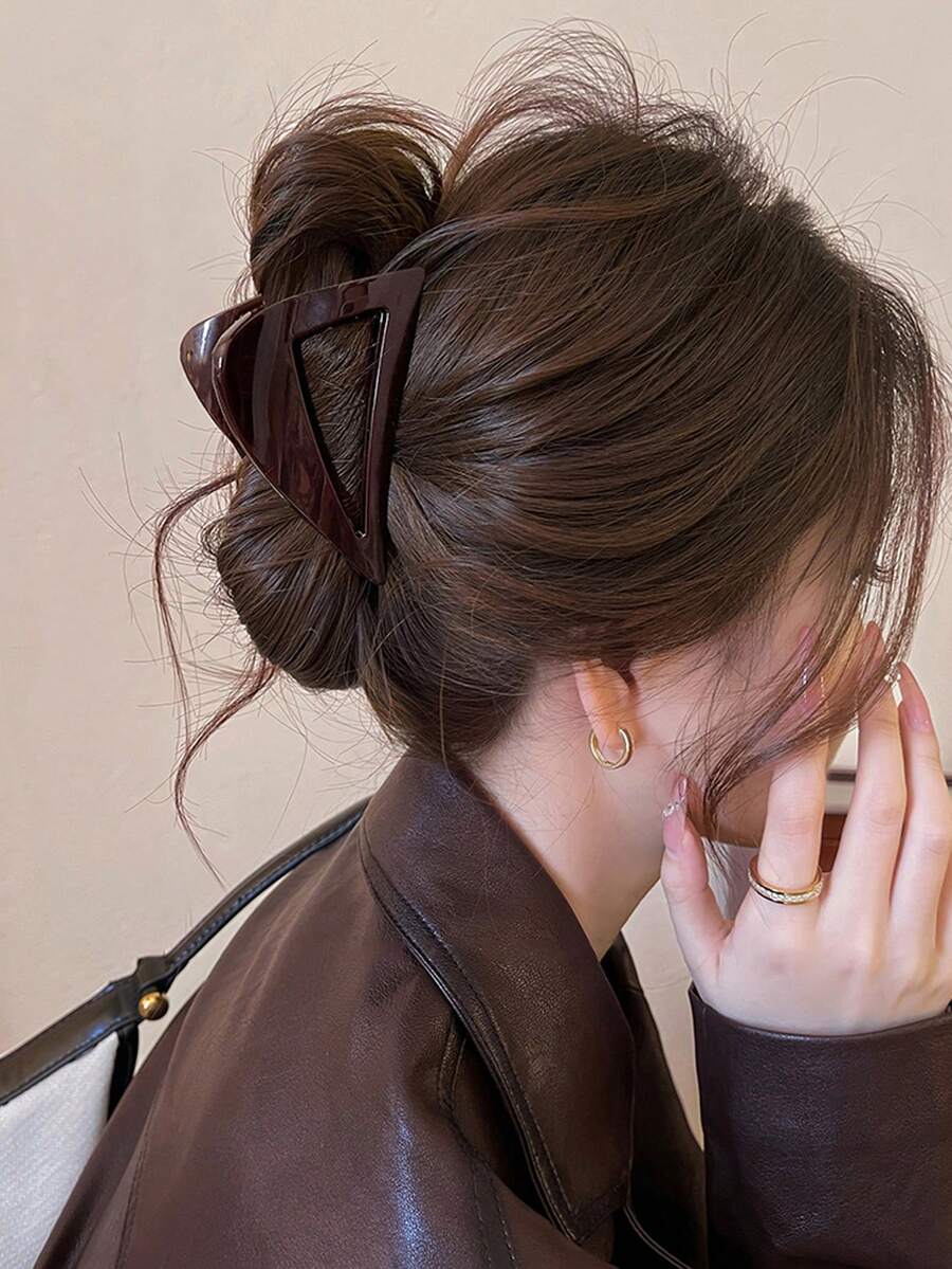 1个3.23英寸棕色三角形纯色轻巧优雅简约发爪夹，用途广泛，适合日常、休闲、派对、通勤、海滩、扎马尾辫、盘发、洗脸/洗头、化妆等场合，是优雅时尚发夹和发饰的理想之选。 - 棕色 - 查看 1