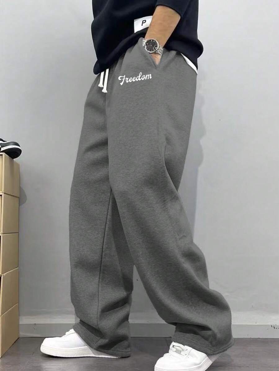 Quần thể thao nam dáng suông, rộng rãi, mềm mại, thích hợp cho việc thư giãn và các hoạt động ngoài trời. Cũng có thể dùng làm quà tặng cho các cặp đôi. Được làm từ 100% vải polyester, có dây rút ở eo để điều chỉnh độ vừa vặn, có nhiều màu sắc để lựa chọn. - Màu xám đen - Xem 1