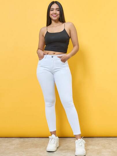 Pantalón de mezclilla de silueta ajustada que moldea la figura, con tiro alto y pretina ancha, confeccionado con tela elástica de gran comodidad y versatilidad