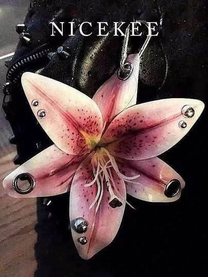 新款百合花钥匙扣，个性化多功能手机挂件，小众简约时尚休闲包包挂饰，铆钉精致汽车钥匙链配件，适合日常搭配和送礼