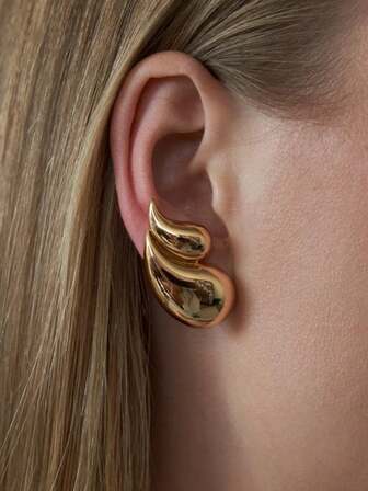 1对优雅简约水滴几何耳环，时尚奢华，适合日常佩戴。