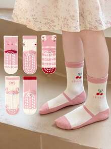 5双装儿童防滑地板袜，图案包括蝴蝶结、兔子、波点、樱桃、水果、字母等，柔软底部，适合幼儿室内日常穿着。