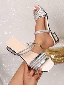 Sandalias de tacón alto para mujer, sandalias de tacón grueso con rhinestones para verano, sandalias de fiesta de estilo de celebridad versátiles. Sandalias de moda en negro y beige para vacaciones de verano, playa y fiestas de celebridades con decoración de rhinestones de lujo. Sandalias deslizantes con tiras de rhinestones, sandalias de tacón alto con punta abierta y diseño de tobillo con tacón grueso, cómodas y delicadas de estilo hada. El tamaño es pequeño, se sugiere pedir una talla talla grande grande. - Beis - Ver 9