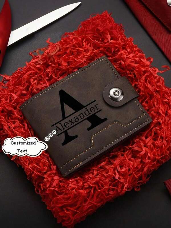 맞춤형 지갑, 유럽 스타일 남성 맞춤형 지갑, A-Z 레터 인쇄, 개인화된 지갑. 안전 버클, 비즈니스 숏 스타일, 대용량, 다중 카드 슬롯, PU 가죽 소재, 패셔너블, 젊은 층에 적합. 가족 및 친구에게 선물하기에 탁월한 선택, 남성 선물, 데일리 필수품, 패셔너블한 디자인, 패셔너블한 액세서리, 가벼운 지갑, 카드 지갑, 컴팩트 지갑, 대학생에게 적합, 아빠 선물.