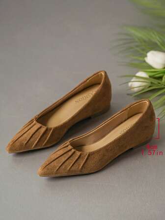 女士新款坡跟褶裥尖头优雅通勤商务风一脚蹬鞋，卡其色绒面革，舒适百搭，适合派对、假日、办公场合