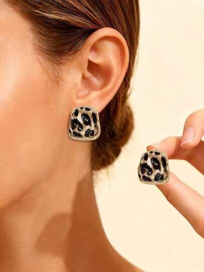 一对奢华几何不对称豹纹耳钉，适合约会、度假、日常佩戴、宴会、婚礼、派对、送礼等场合。