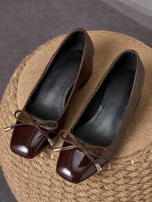 Brown Patent Two-Tone Square Toe Bow Block Heel Pumps – 5cm - Brown - View 4