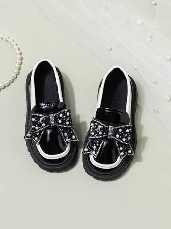 1 par de zapatos nuevos y de moda, lindos, con moño, perlas y rhinestones, antideslizantes y duraderos para niñas. Diseño cómodo y versátil, adecuado para uso en exteriores, diario, fiestas y escuela en primavera y otoño. Mocasines tipo Mary Jane.