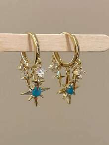 一对优雅时尚的四角星耳环，适合女性在任何场合佩戴