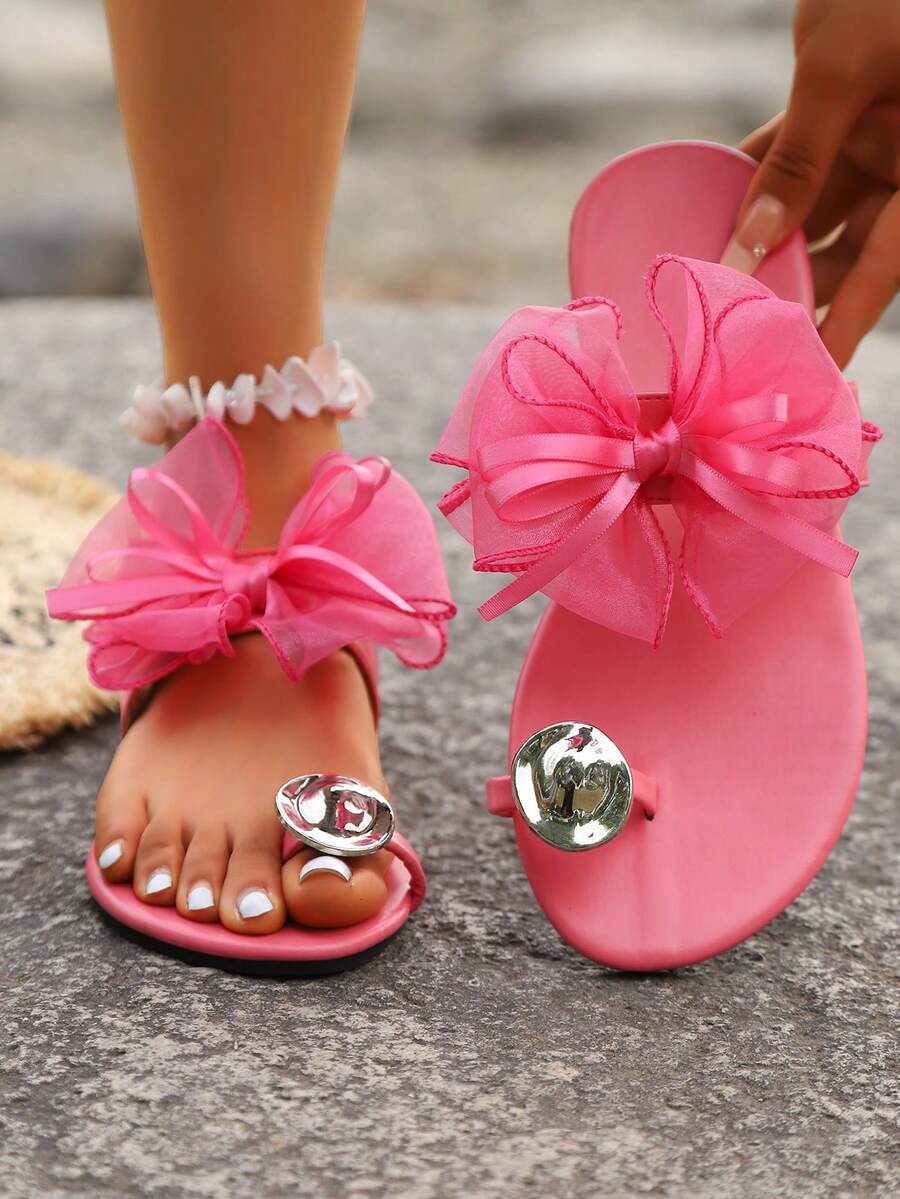 Elegante Damen-Sandalen mit Pfaublau & Mehrfarbigem Satin-Schleifen-Design, flache T-Riemen-Zehentrenner-Slides mit silberner metallischer Zehenring-Dekoration, offene Zehenpartie, lässige Sommer-Strand-Urlaubsschuhe