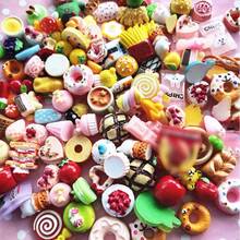 20件树脂迷你娃娃屋配件，包括薯片、零食袋、饮料等，适用于Blyth OB11娃娃玩具（注意：本产品为塑料材质，不含磁铁！随机搭配），也适用于1:6、1:12比例的娃娃屋微缩家具、食物和游戏装饰，适合作为万圣节/感恩节/圣诞节礼物。