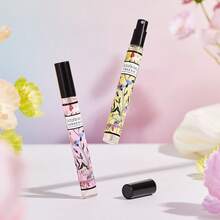 1/5 Victoria's Key Blumen Duftspray (10ml) | Tragbarer Lufterfrischer, der einen frischen und zarten Blumenduft verströmt, der Jasmin, Vanille, Gardenie und Maiglöckchen vereint. Langanhaltender Duft, der eine warme und süße Atmosphäre zuhause schafft. Geeignet für Dates, Zusammenkünfte, Heimgebrauch und den täglichen Gebrauch. Exquisite Geschenkverpackung, ein tolles Geschenkstück. - Verschiedenfarbig - Übersicht 8